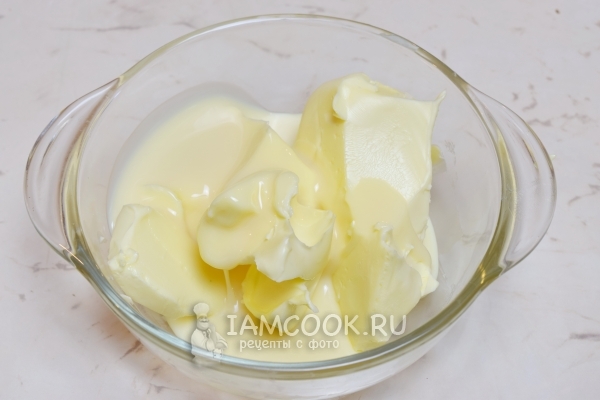 Соединить сгущенку с маслом
