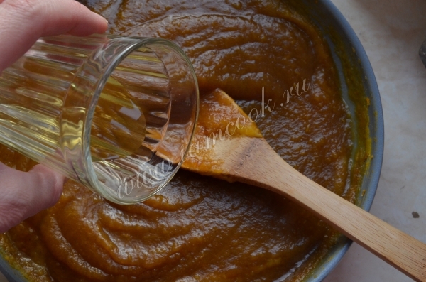 Влить масло