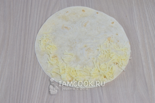 Выложить на лист тортильи сыр