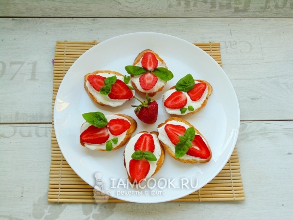 Выложить бутерброды на тарелку