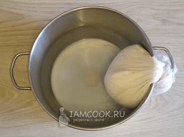 Отжать содержимое в марле