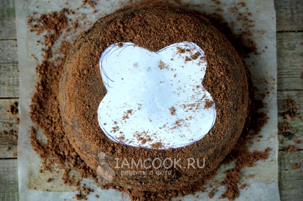 Посыпать торт шоколадным печеньем