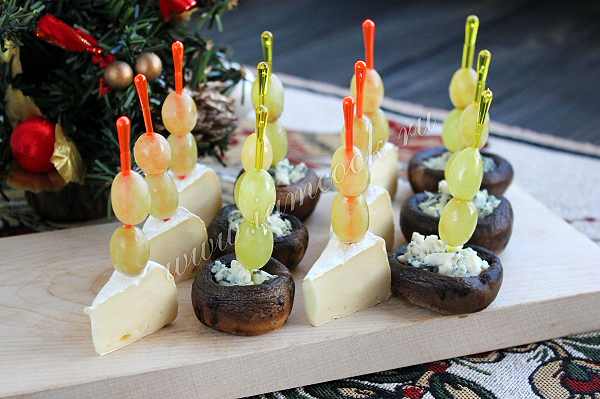 Готовим закуску из сыров с плесенью