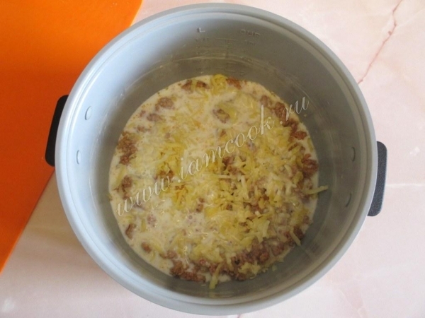 Заливаем соусом бешамель