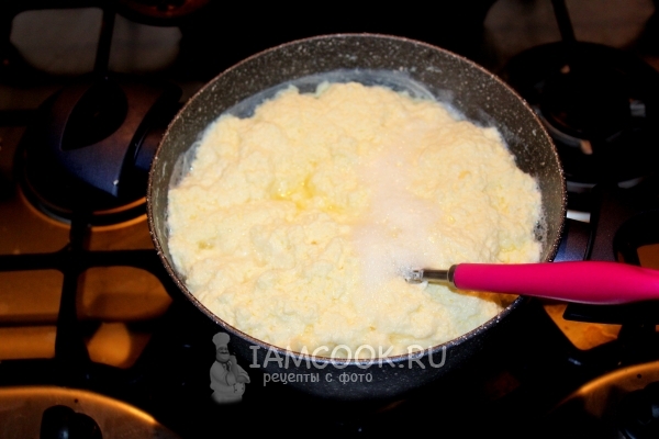 Молочно-яичная смесь на плите