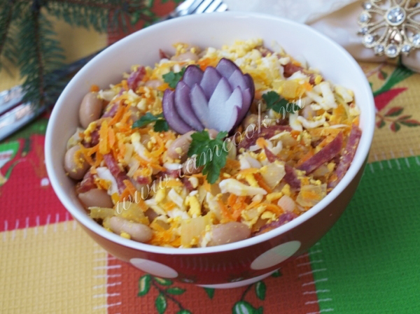 Фасолевый салат с колбасой