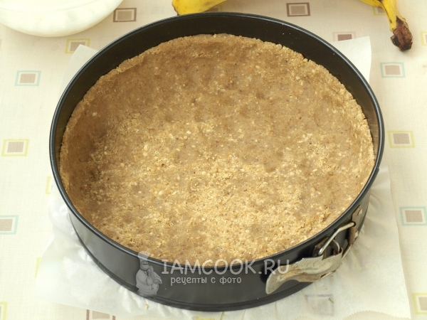 Уложить корж из печенья в форму