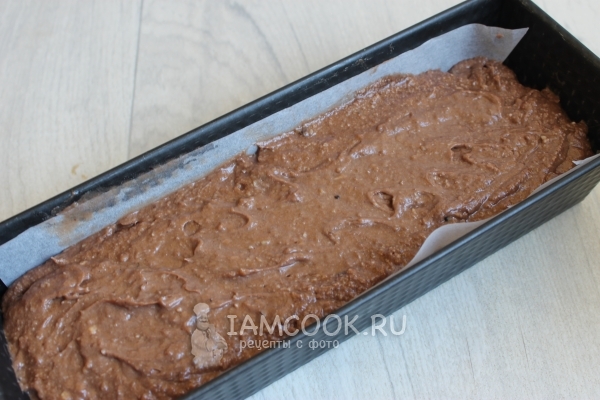 Переложить тесто в форму