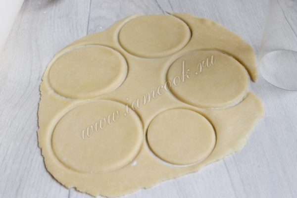 вырезаем тесто