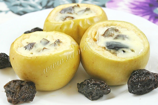 Рецепт яблок со сметаной и черносливом, запеченных в духовке