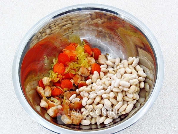 Соединить фасоль, мясо и лук с морковью