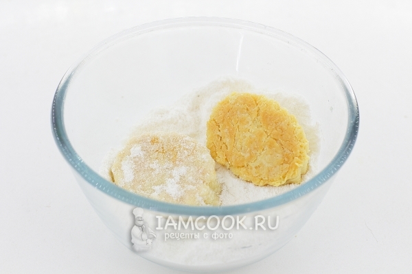 Обвалять печенье в сахарной пудре