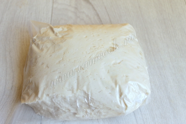 Тесто убрать в холодильник