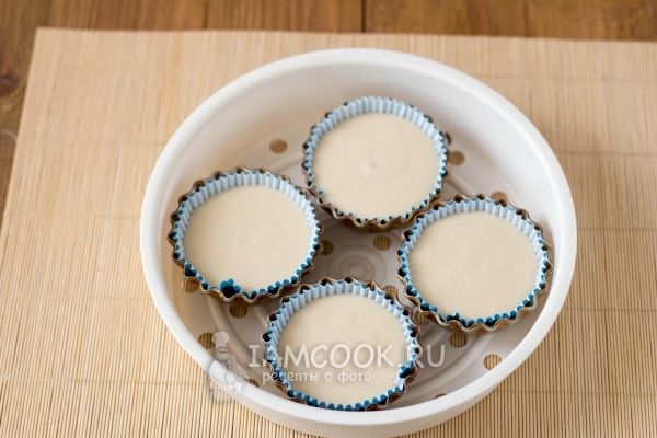 Поставить формочки с тестом в пароварку