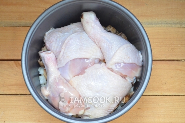 Положить курицу