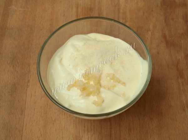 Сметана с чесноком