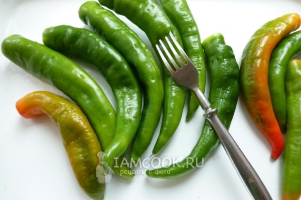 Отрезать у перца хвостики