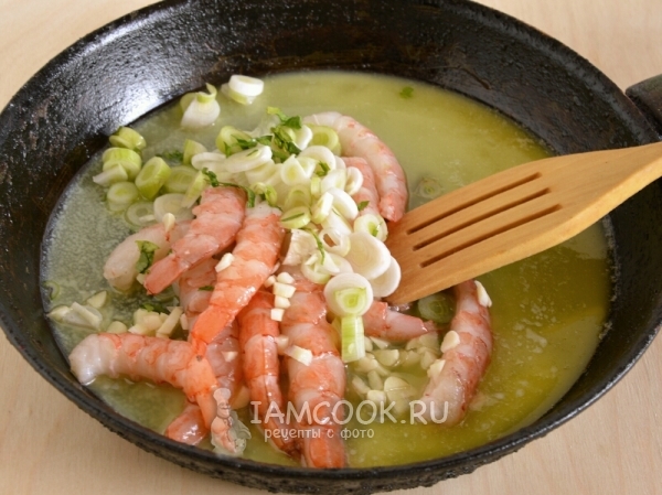 Обжарить на масле лук, креветочные хвосты и чеснок