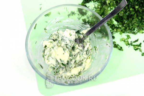 Смешать зелень с маслом