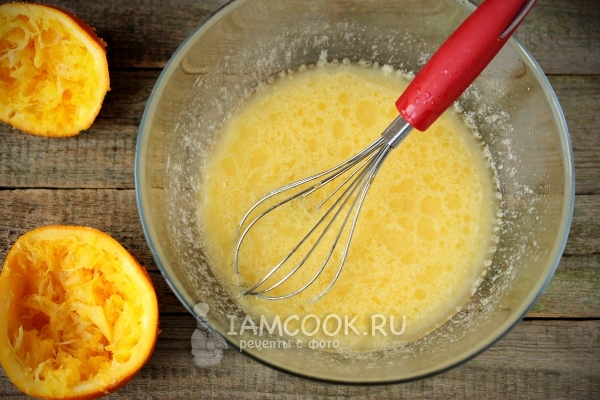 Взбить яйцо с молоком, маслом и соком апельсина