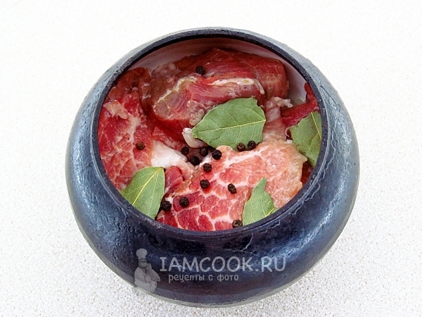 Положить в горшочек мясо с перцем и лавровым листом