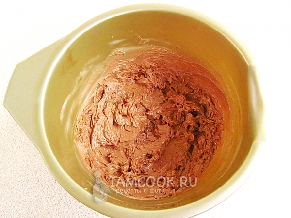 Взбить масло с шоколадно-яичной смесью