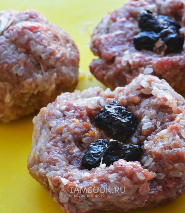 Сформировать тефтели с черносливом