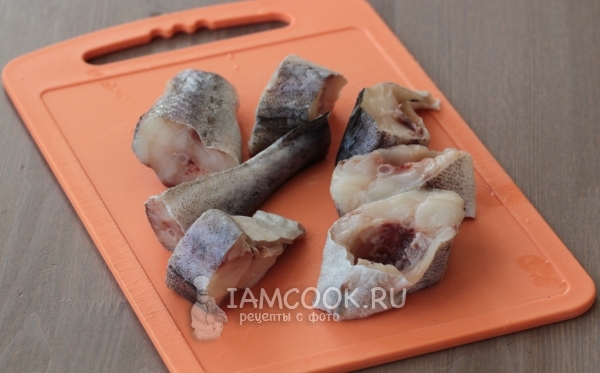Помыть и порезать рыбу