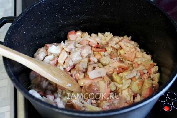 Положить жир в кастрюлю