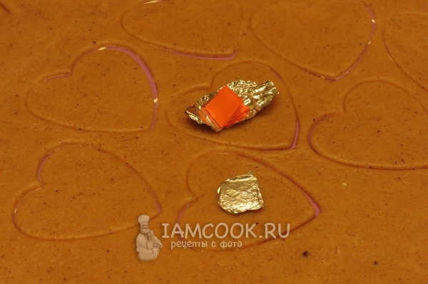 Положить на сердечки из теста фольгу