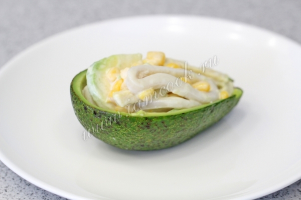 Кальмаровый салат в авокадо