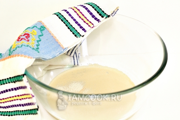 Всыпать в теплую воду сахар и дрожжи