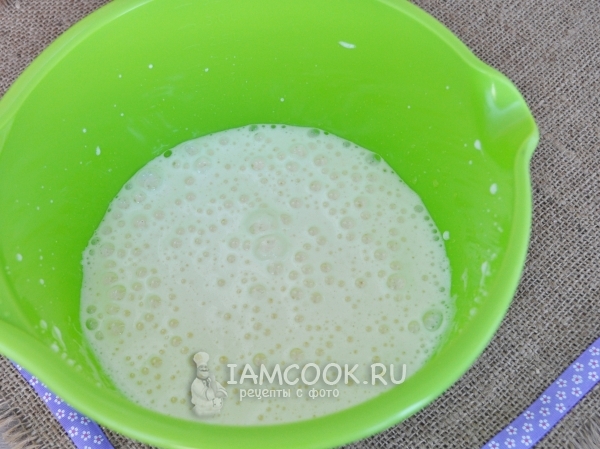 Взбить яйца с сахаром и солью