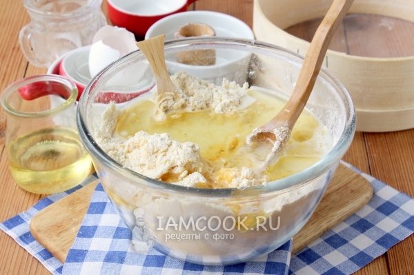 Влить масло