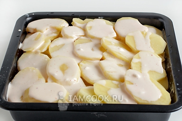 Выложить картофель и полить соусом