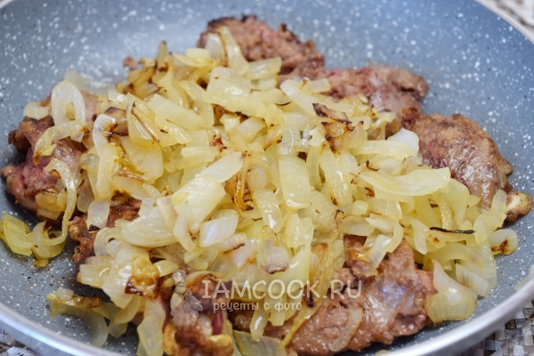 Добавить к печенке обжаренный лук