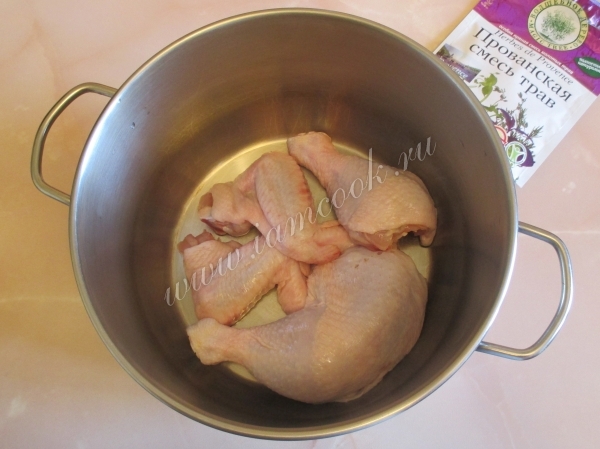 Курица в кастрюле