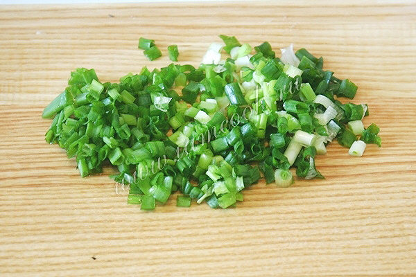 Нарезали зелёный лук
