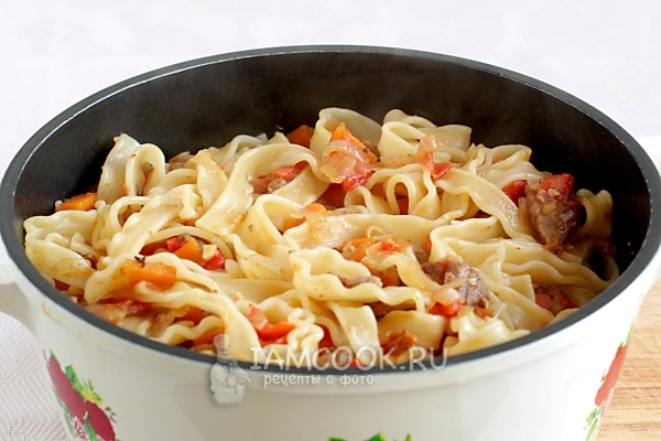 Мясо с овощами и макаронами