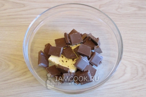Положить в миску масло и шоколад