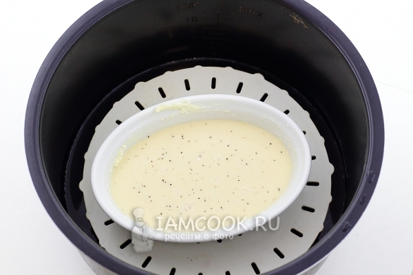 Перелить яичную массу в форму