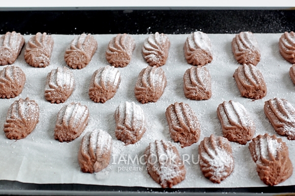 Посыпать сахарной пудрой