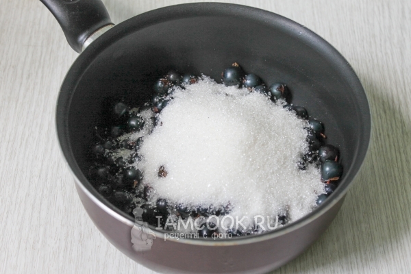 Засыпать ягоды сахаром