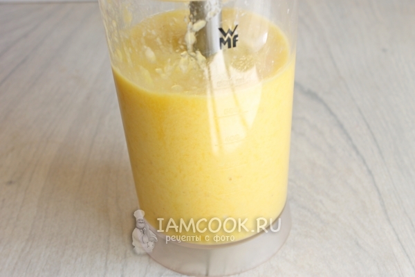 Взбить манго и банан блендером