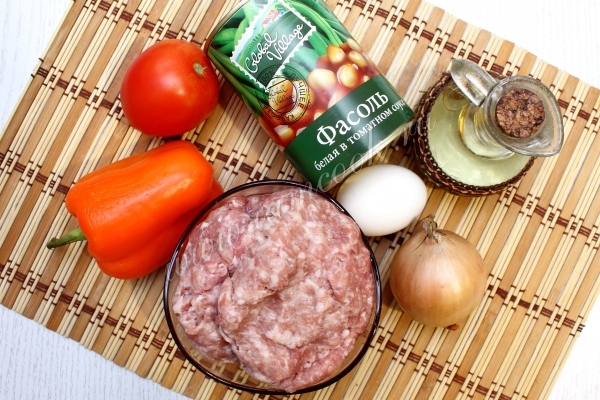 Ингредиенты для тефтелей в томате с фасолью и перцем