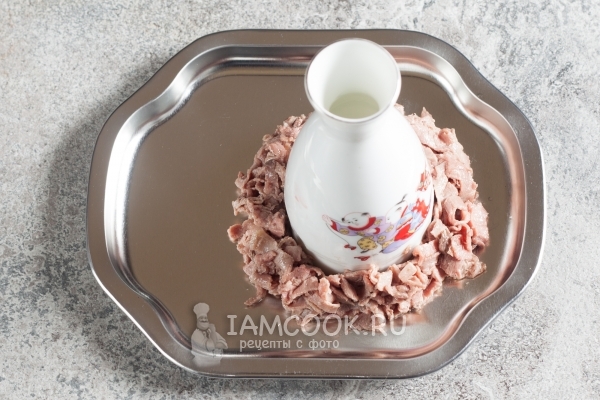 Выложить мясо кольцом