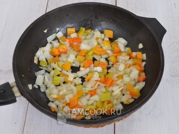 Обжарить лук с перцем