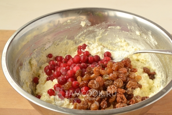 Добавить ягоды и изюм