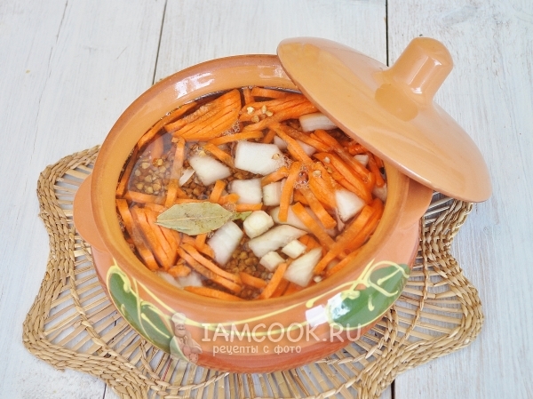 Добавить овощи с гречкой, воду и лавровый лист