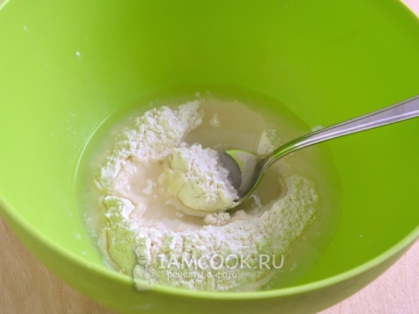 Смешать воду, муку и соль